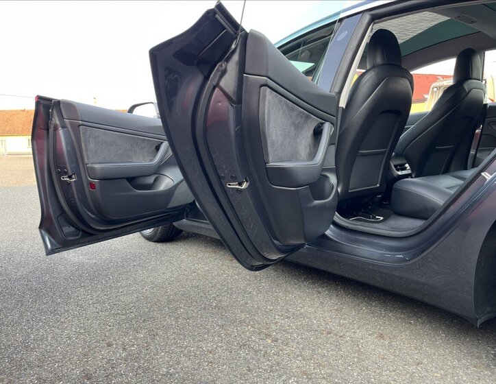 Tesla Model 3 Ostatní 0,0 239 kw