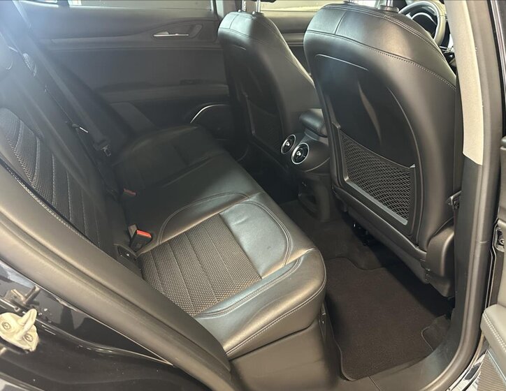 Alfa Romeo Stelvio 21