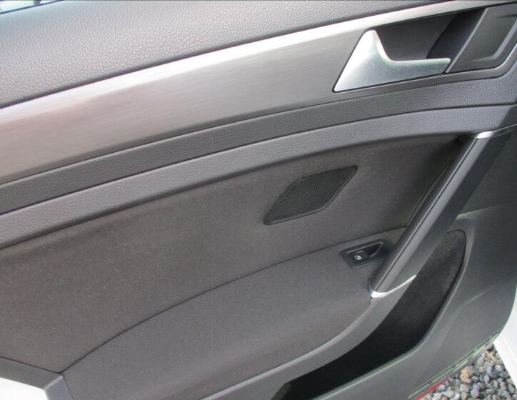 Volkswagen Golf Hatchback 999,0 63 kw