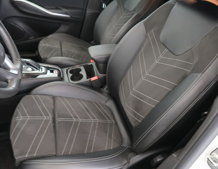 Opel Grandland SUV / Terénní 1,6 l 147 kw