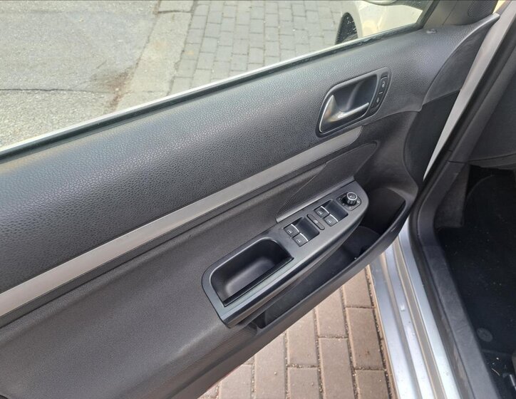 Volkswagen Golf Kombi 1,6 l 77 kw