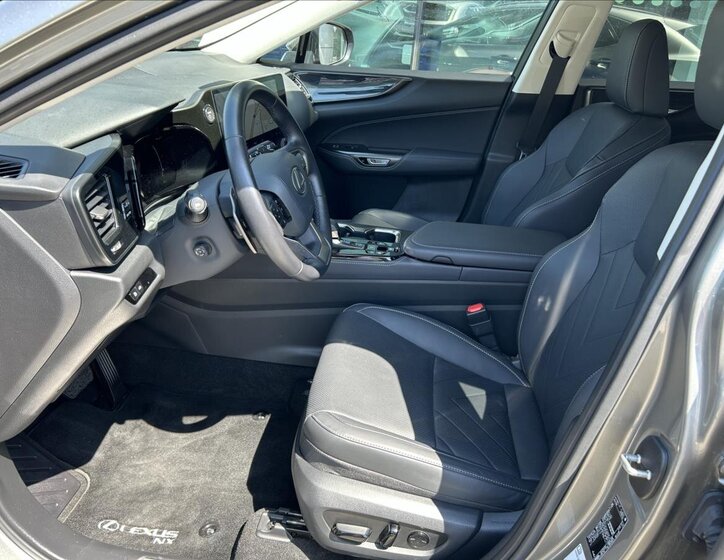 Lexus NX 450h+ SUV / Terénní 2,5 l 227 kw