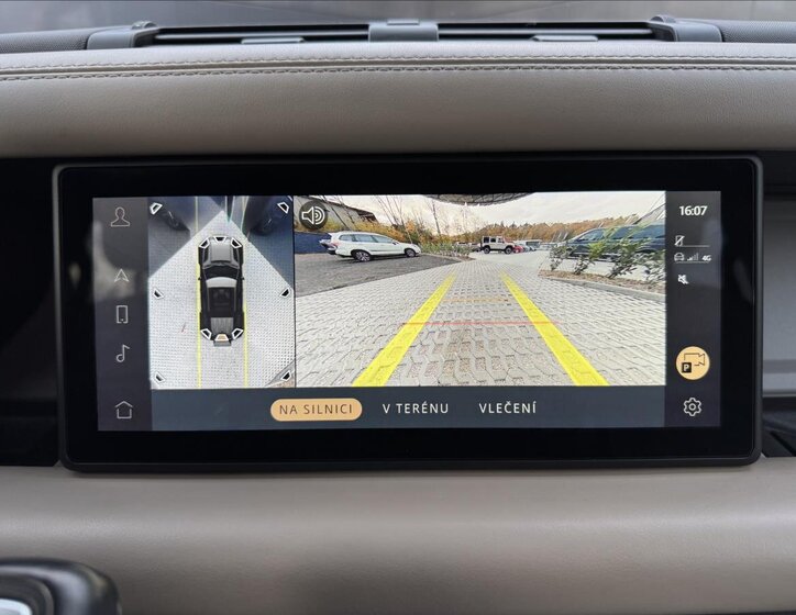 Land Rover Defender 21