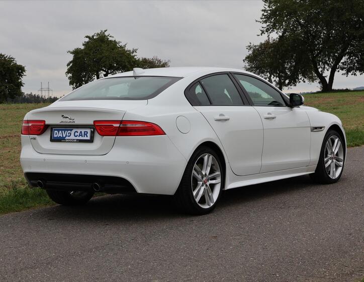 Jaguar XE 7