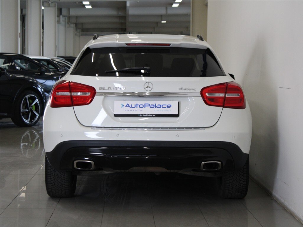 Mercedes-Benz GLA SUV / Terénní 2,0 l 155 kw