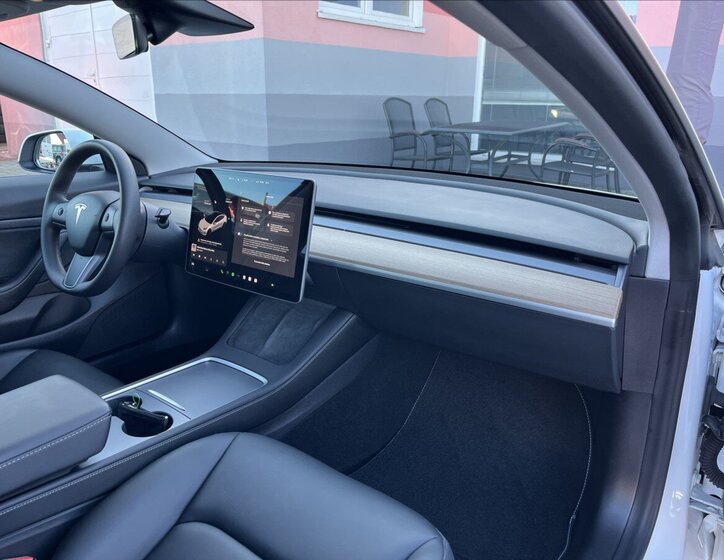 Tesla Model 3 Sedan / Limuzína 0,0 208 kw