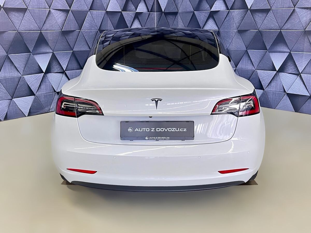 Tesla Model 3 Sedan / Limuzína 0,0 239 kw