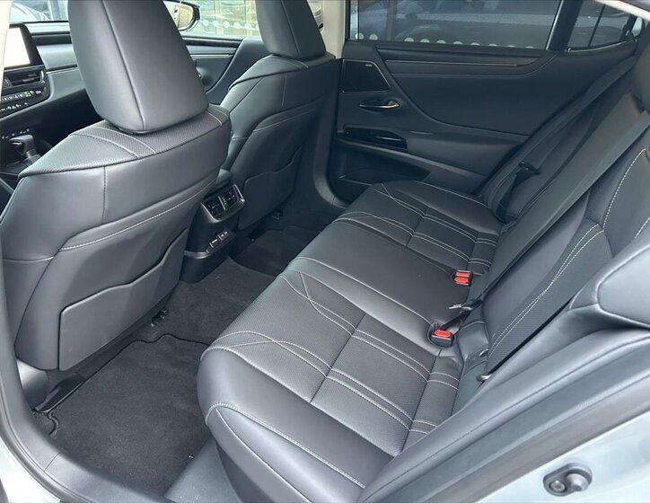 Lexus ES 300h Sedan / Limuzína 2,5 l 160 kw