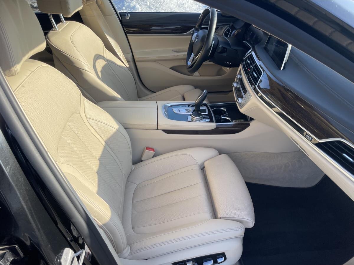 BMW Řada 7 Sedan 3,0 l 210 kw