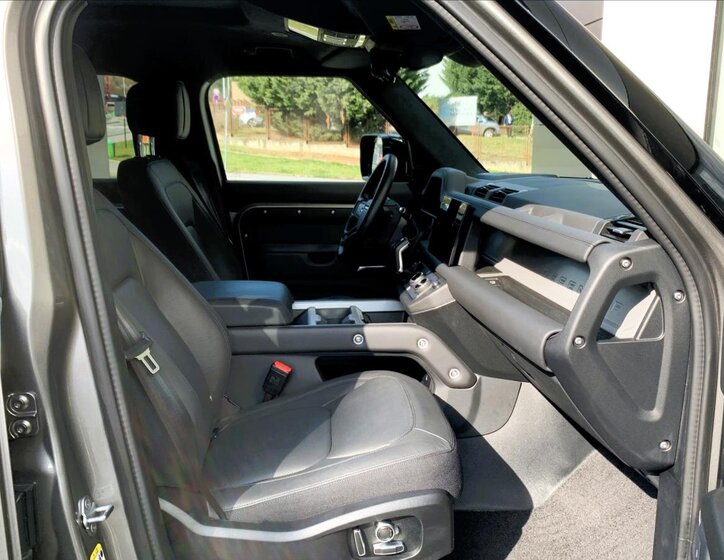 Land Rover Defender 22