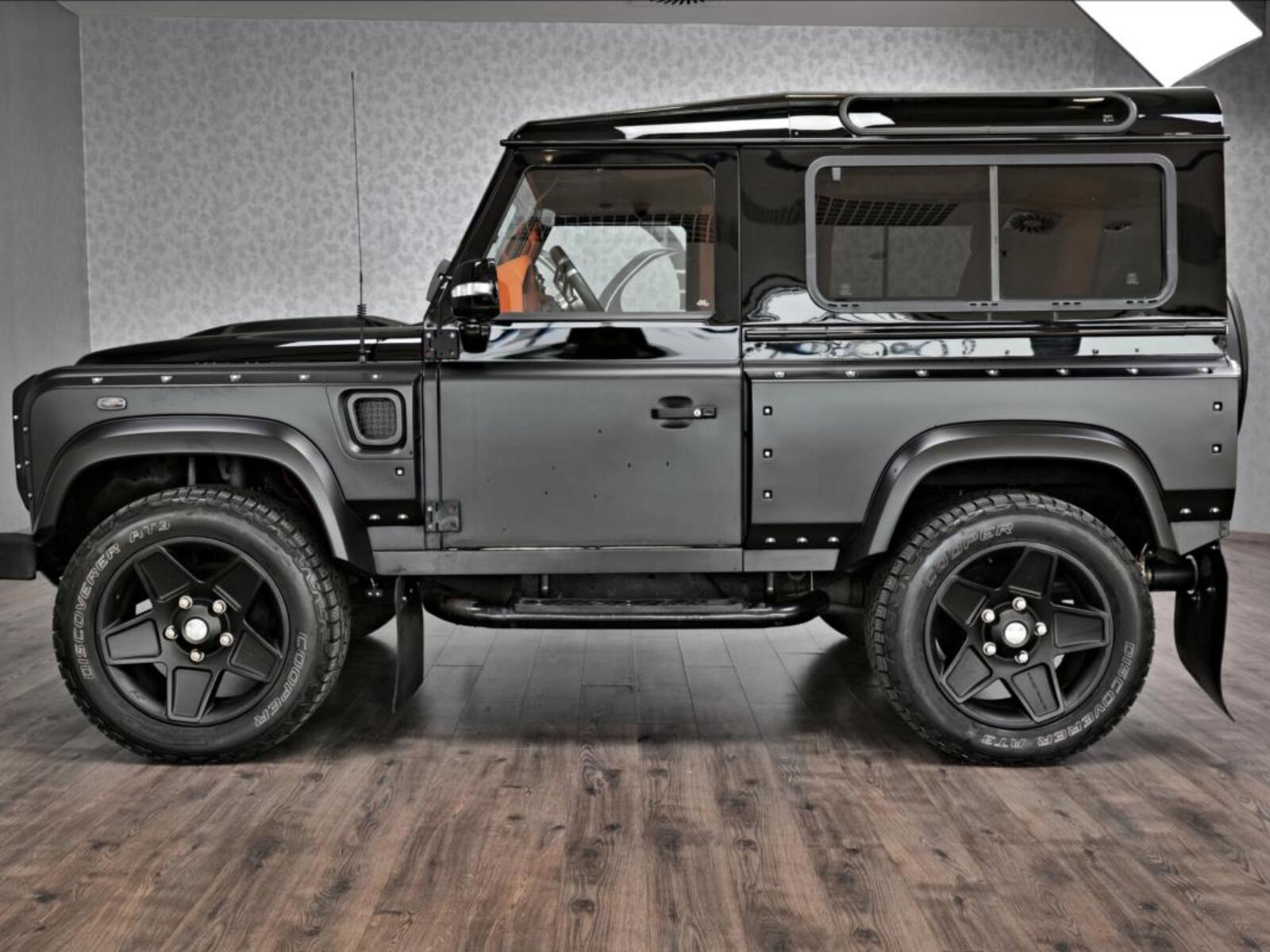 Land Rover Defender 7