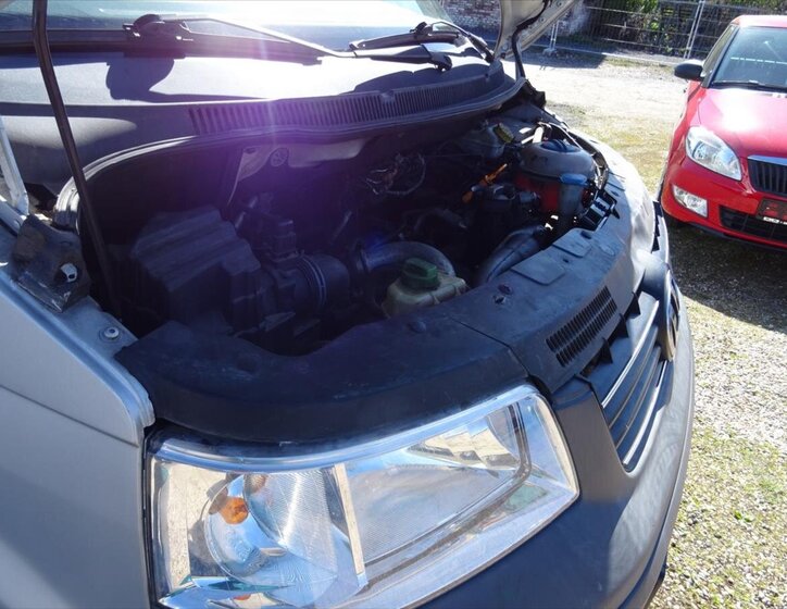 Volkswagen Caravelle MPV 2,5 l 96 kw