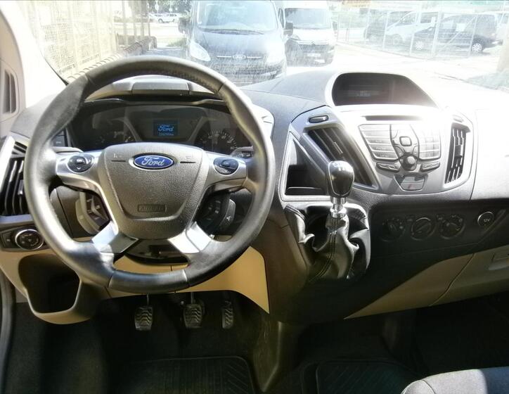 Ford Tourneo Custom 11