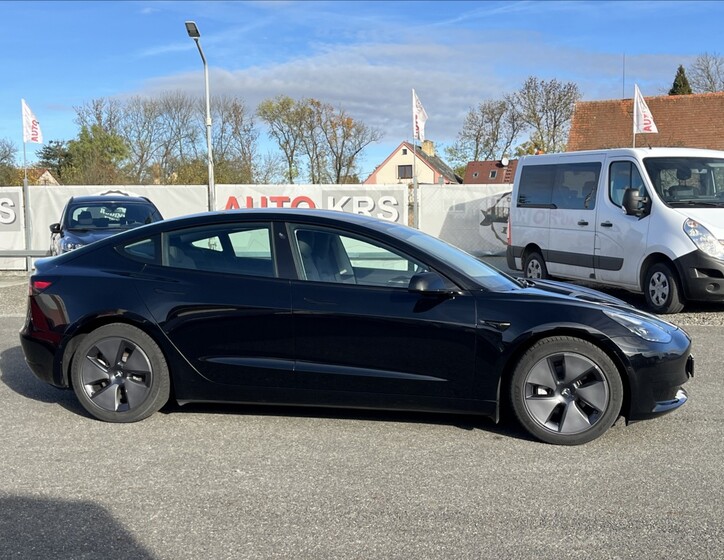 Tesla Model 3 4