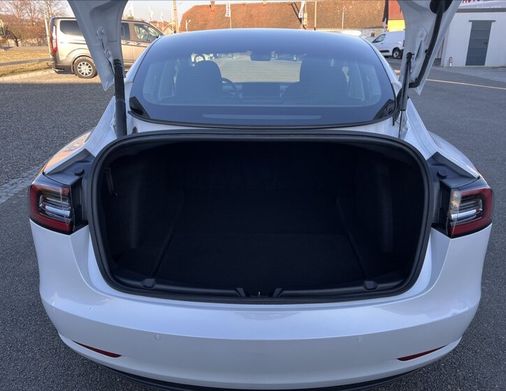 Tesla Model 3 Sedan / Limuzína 0,0 208 kw