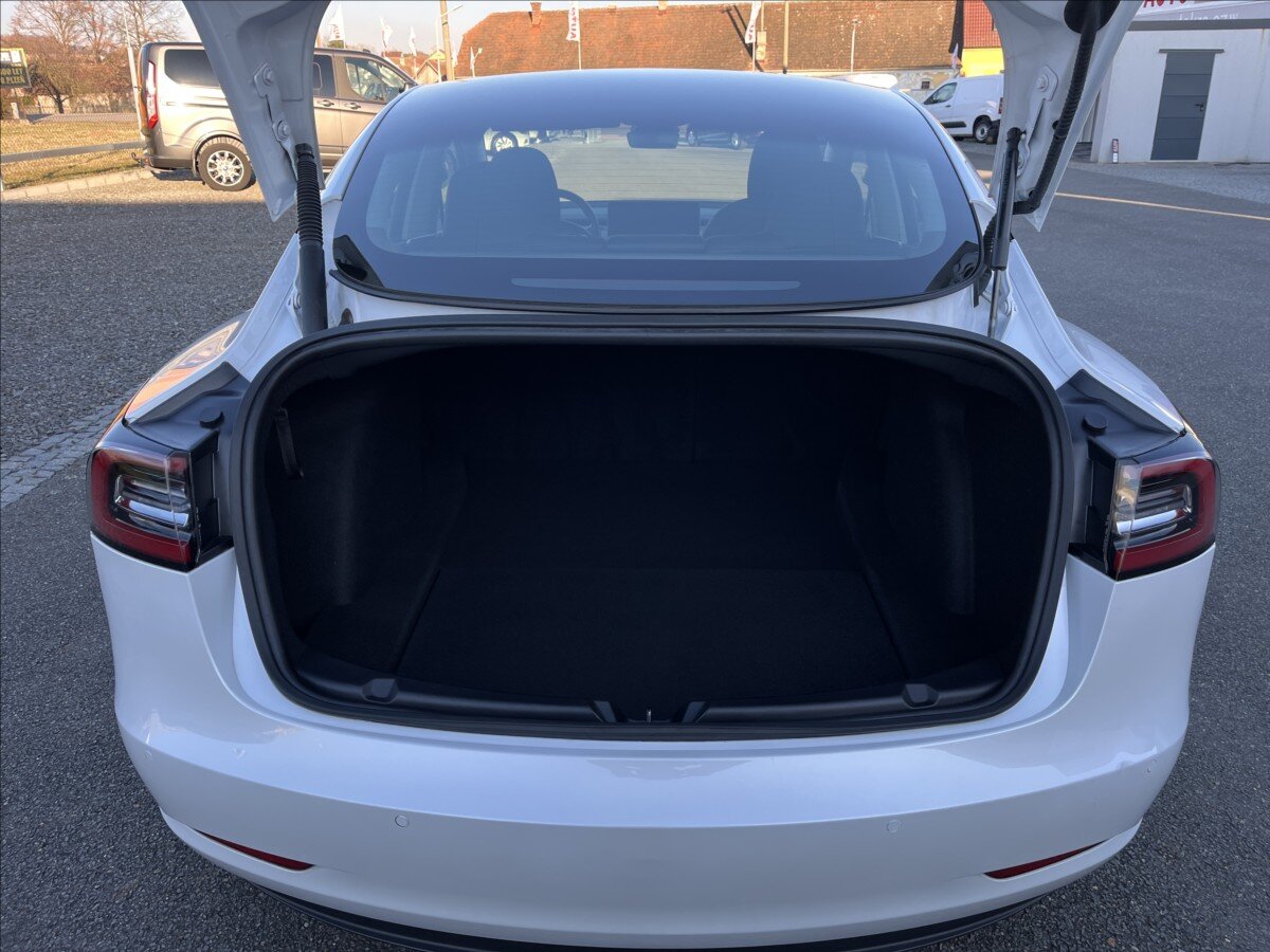 Tesla Model 3 Sedan / Limuzína 0,0 208 kw