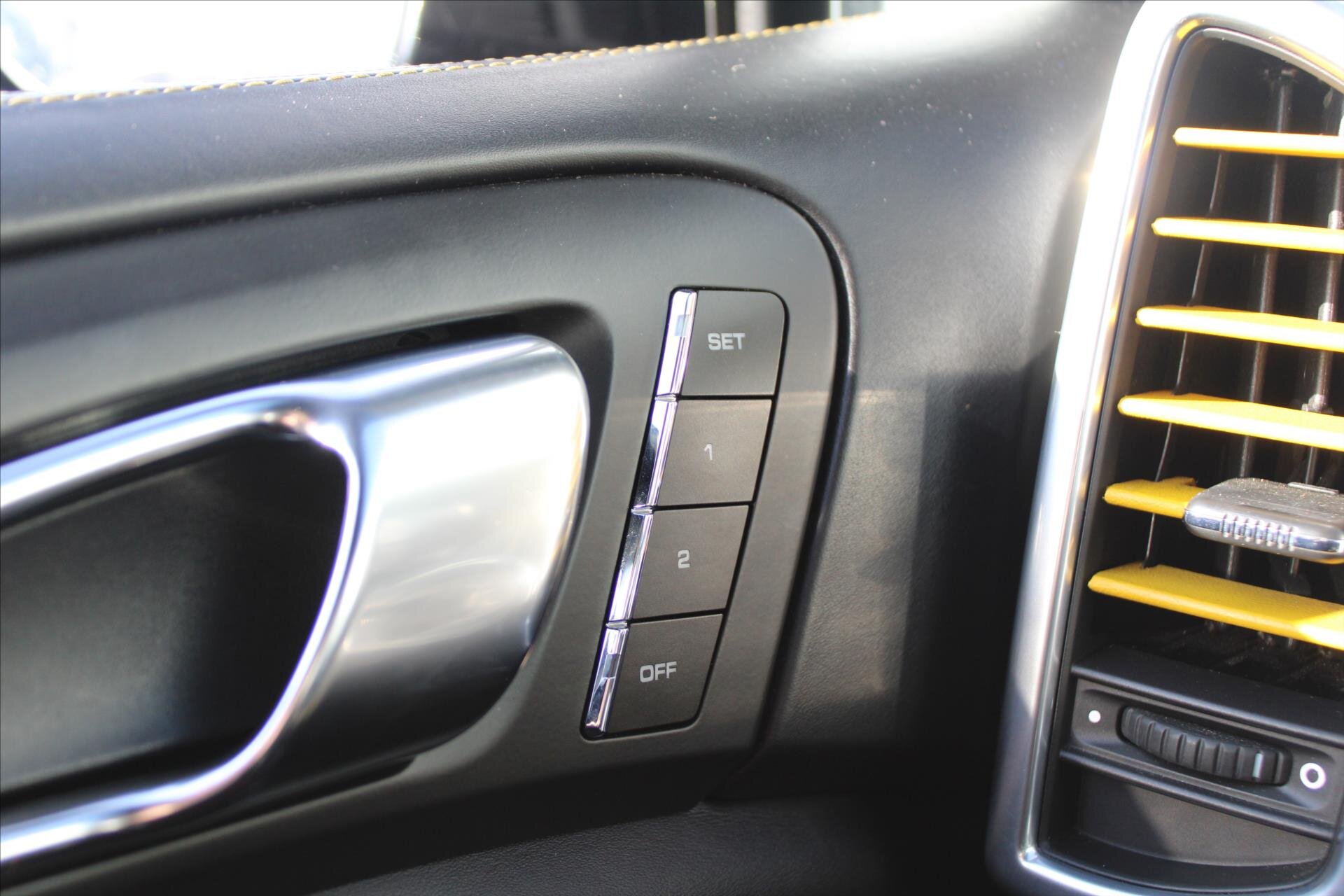 Porsche Cayenne SUV 4,8 l 397 kw