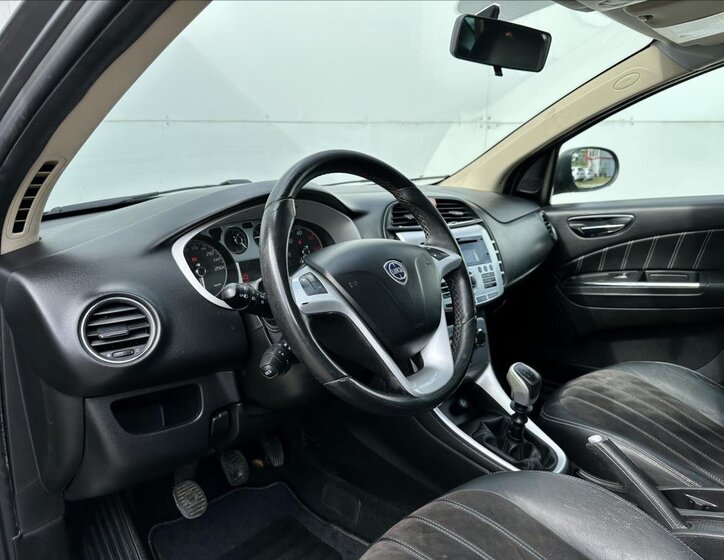 Lancia Delta Hatchback 1,6 l 88 kw