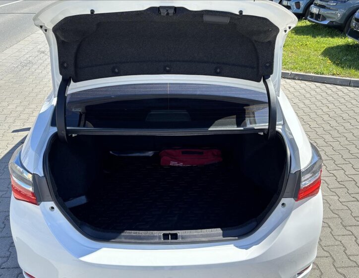 Toyota Corolla Sedan / Limuzína 1,6 l 97 kw