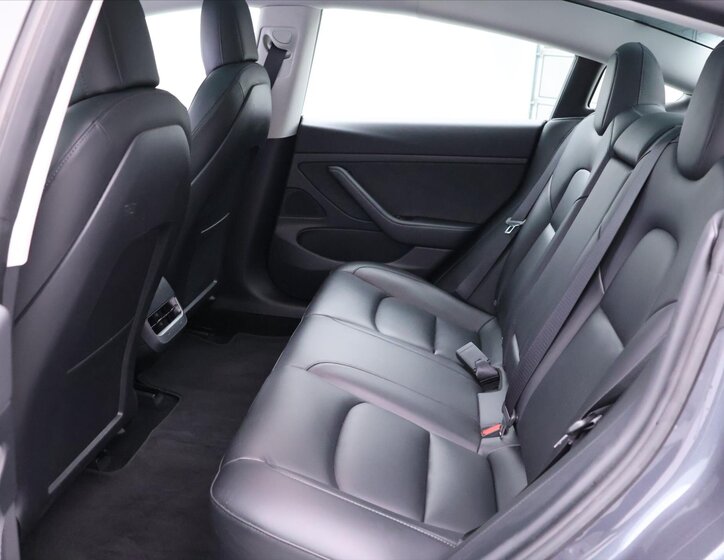 Tesla Model 3 Sedan 0,0 239 kw