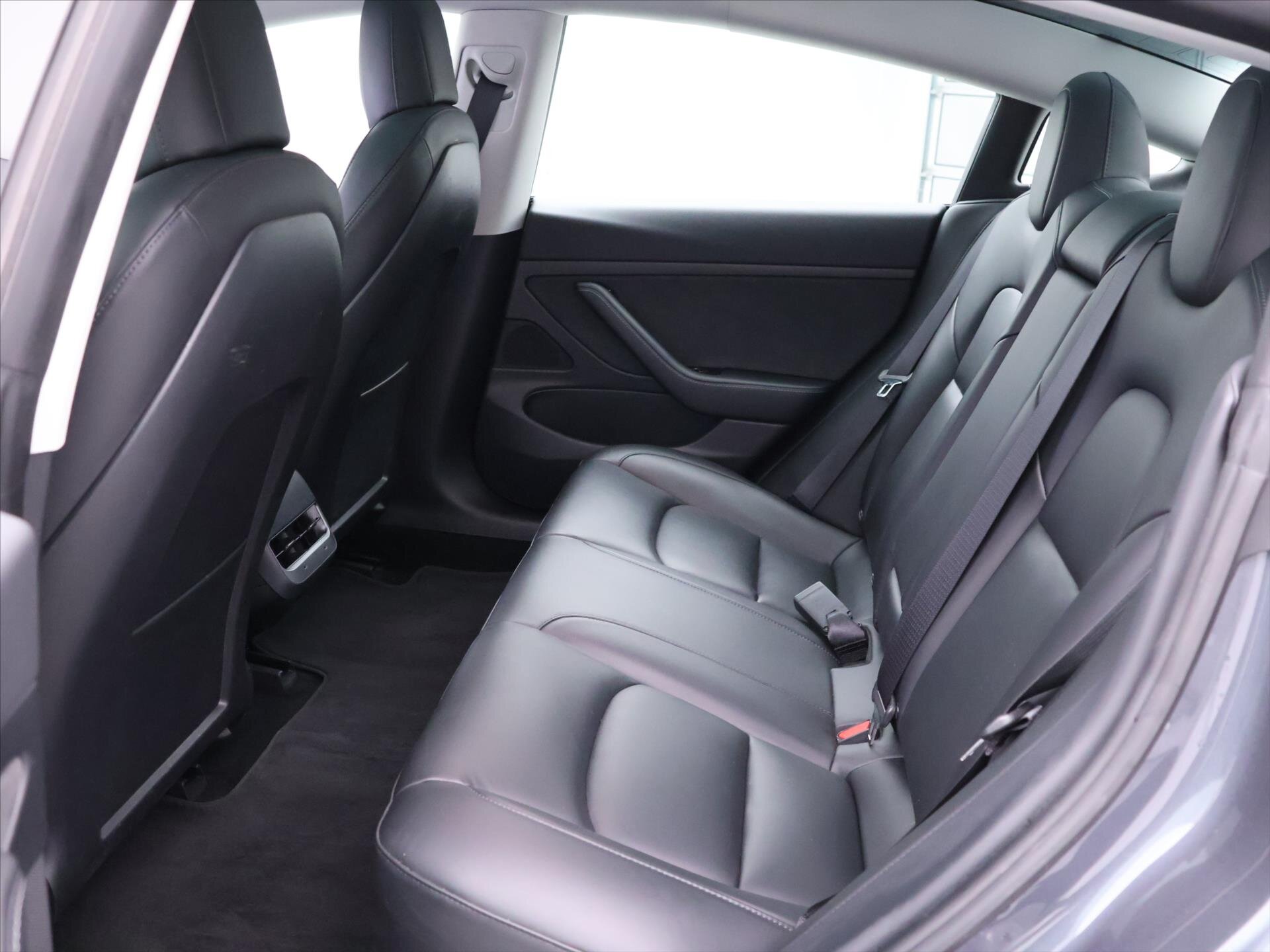 Tesla Model 3 Sedan 0,0 239 kw