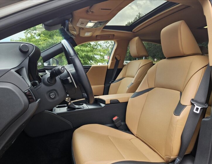 Lexus ES 300h Sedan / Limuzína 2,5 l 160 kw