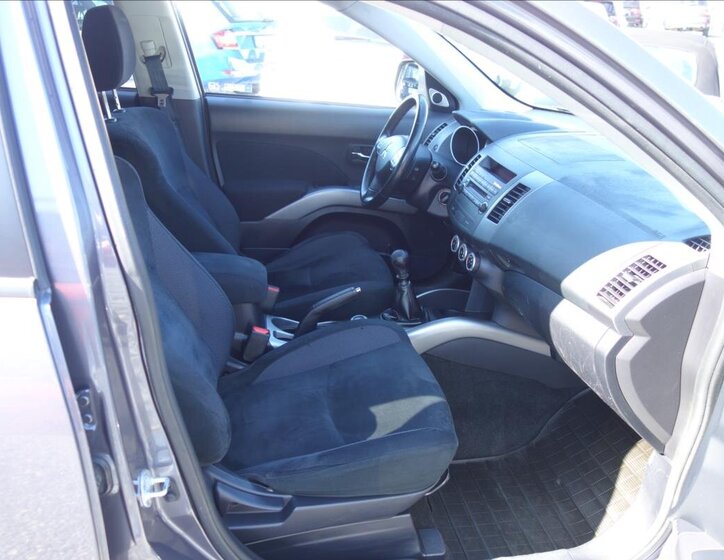 Mitsubishi Outlander SUV 2,0 l 103 kw