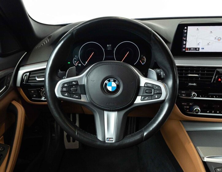 BMW Řada 5 Kombi 3,0 l 195 kw