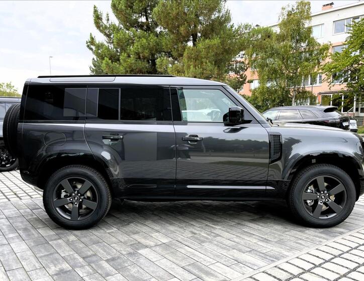 Land Rover Defender 10