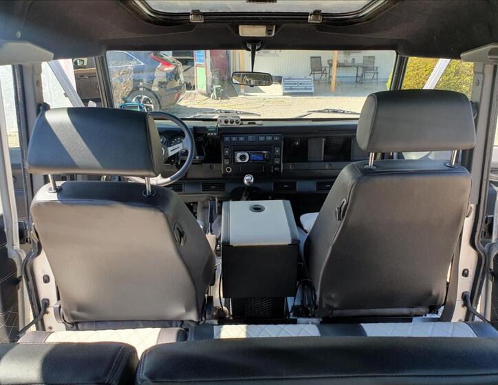 Land Rover Defender 31