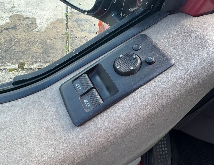 Volkswagen Transporter Kombi 2,5 l 65 kw