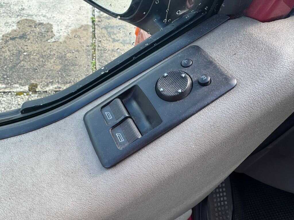 Volkswagen Transporter Kombi 2,5 l 65 kw