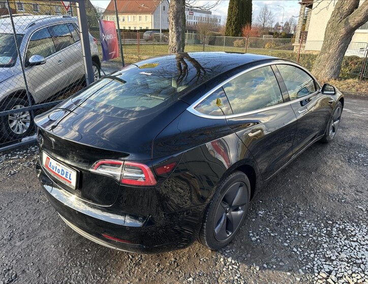 Tesla Model 3 Sedan / Limuzína 0,0 239 kw