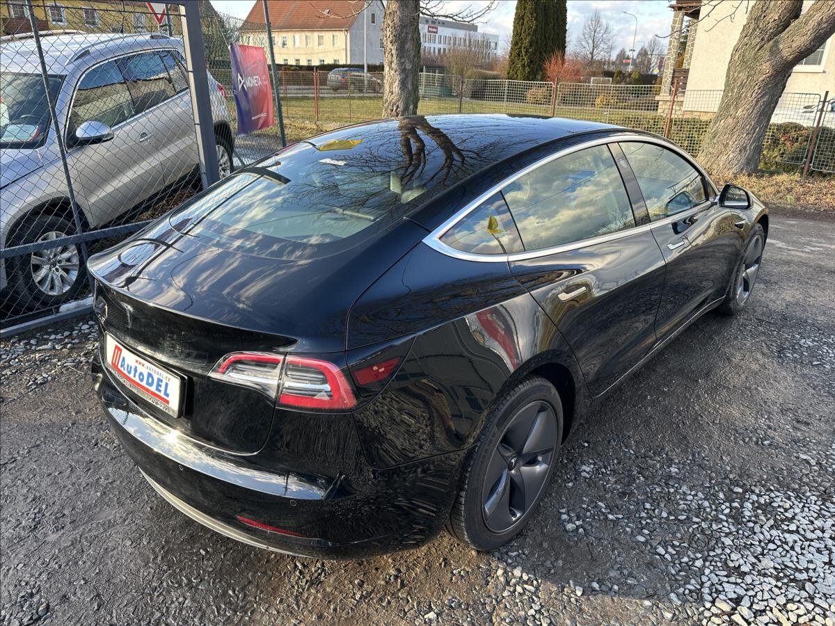 Tesla Model 3 Sedan / Limuzína 0,0 239 kw