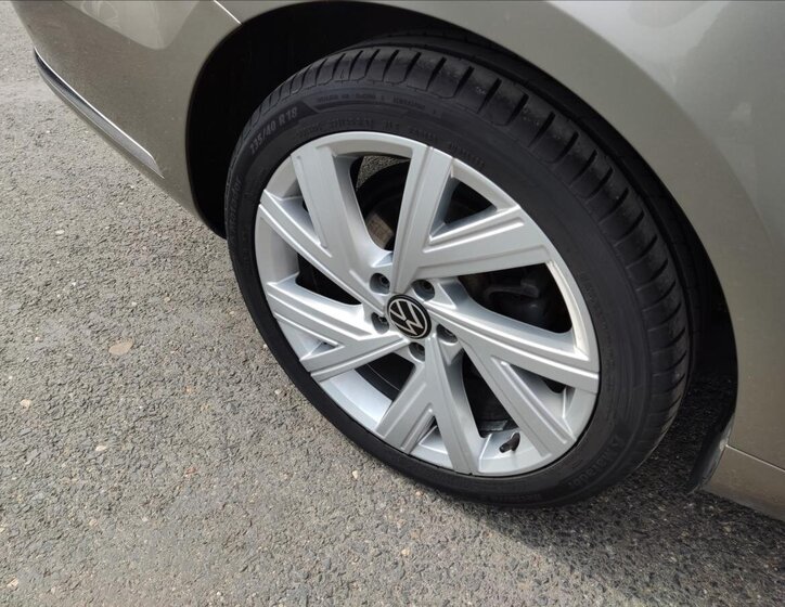 Volkswagen Passat Sedan / Limuzína 2,0 l 130 kw