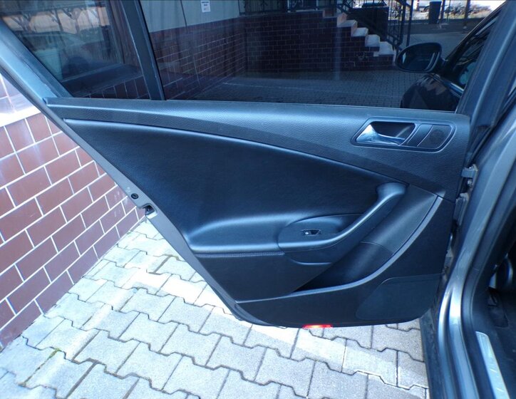 Volkswagen Passat Sedan / Limuzína 2,0 l 103 kw