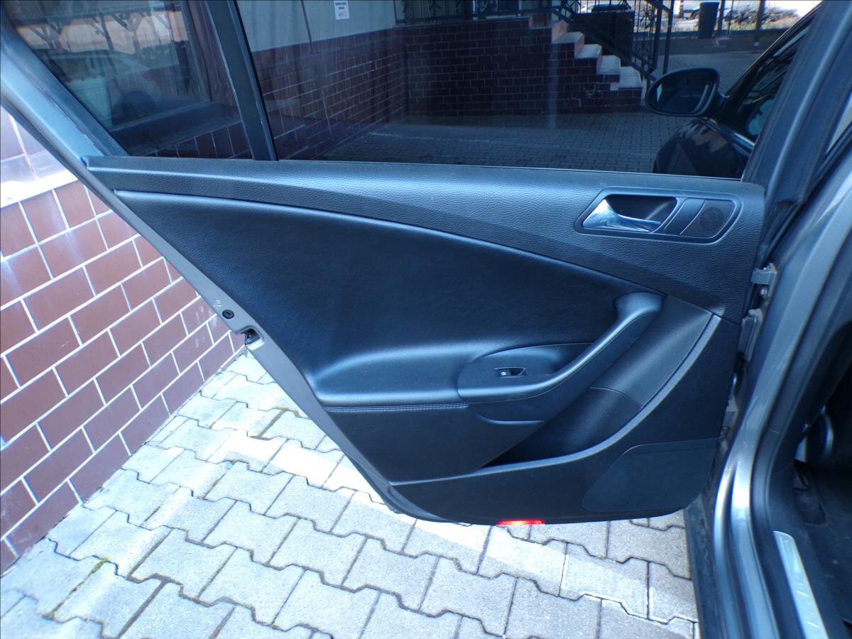 Volkswagen Passat Sedan / Limuzína 2,0 l 103 kw