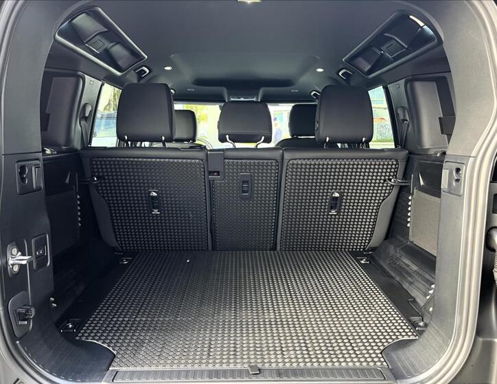 Land Rover Defender 6