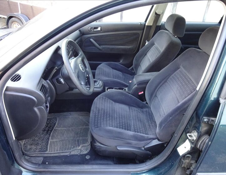 Volkswagen Passat Sedan 1,6 l 75 kw