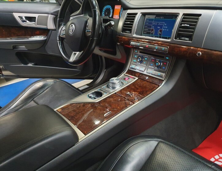 Jaguar XF Sedan / Limuzína 3,0 l 202 kw