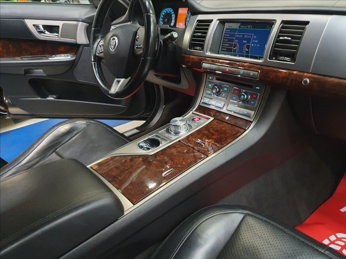 Jaguar XF Sedan / Limuzína 3,0 l 202 kw