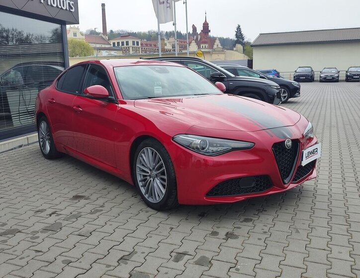 Alfa Romeo Giulia Sedan / Limuzína 2,1 l 110 kw