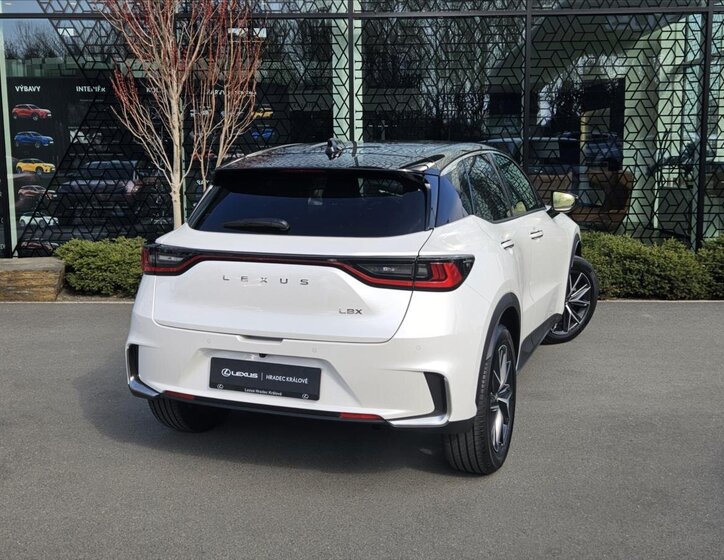 Lexus LBX SUV / Terénní 1,5 l 100 kw