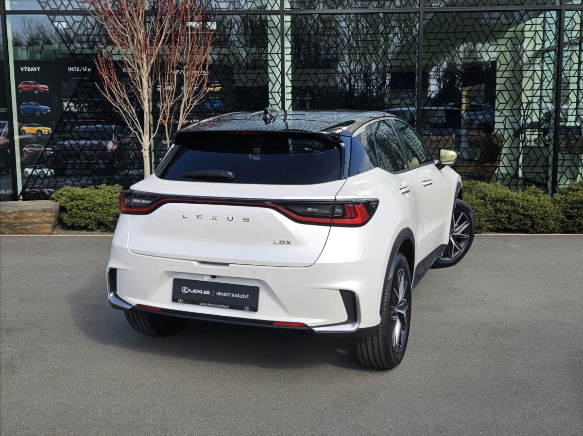 Lexus LBX SUV / Terénní 1,5 l 100 kw