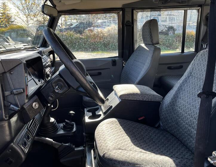 Land Rover Defender 9