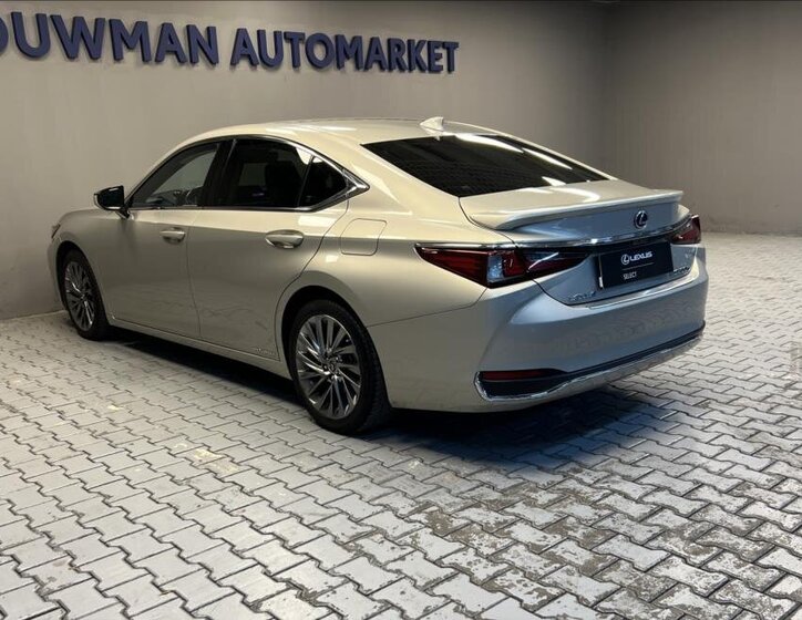 Lexus ES 300h Sedan 2,5 l 160 kw