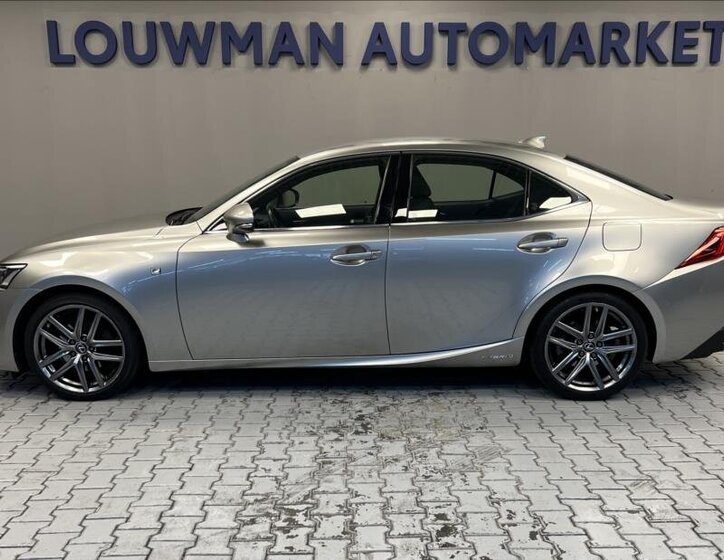 Lexus IS 300h Sedan / Limuzína 2,5 l 164 kw