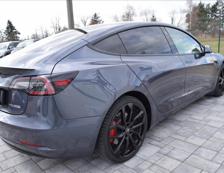 Tesla Model 3 Sedan / Limuzína 0,0 377 kw