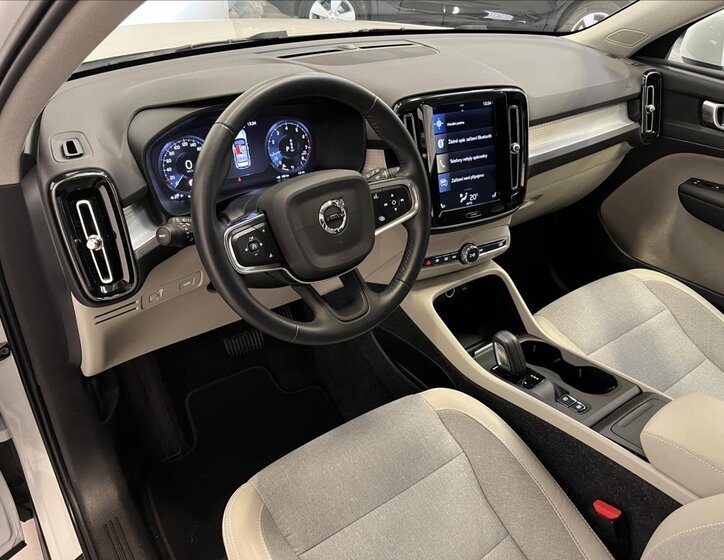 Volvo XC40 SUV / Terénní 1,5 l 120 kw