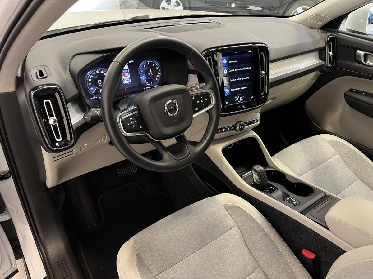 Volvo XC40 SUV / Terénní 1,5 l 120 kw